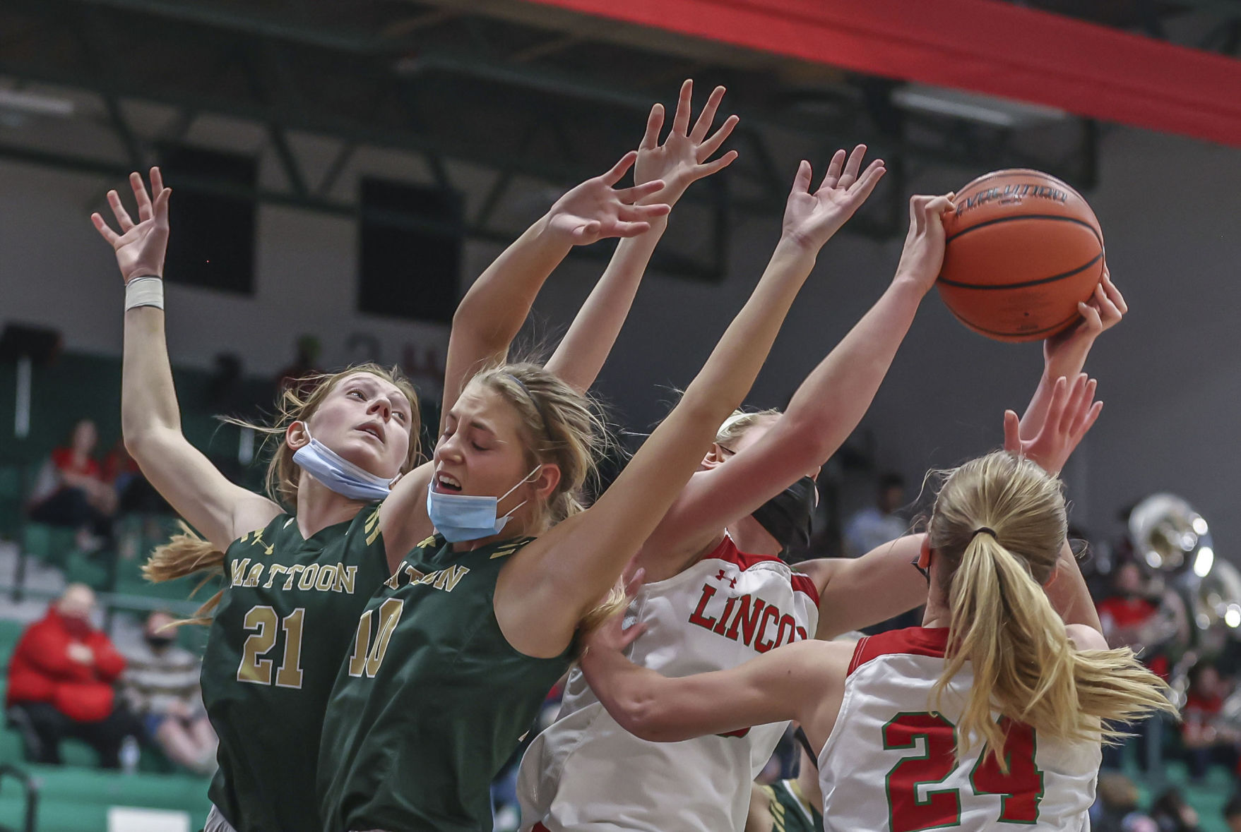 Mattoon girls at Lincoln 17 011422.JPG